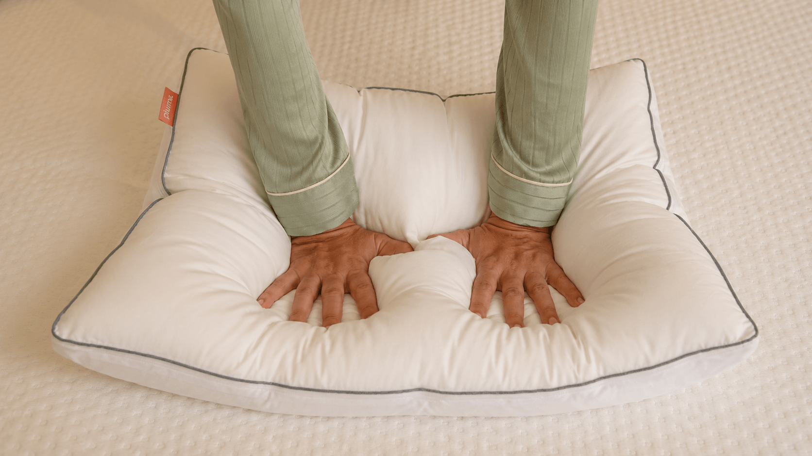 Kit 2 Travesseiros Comfort Pluma — lifestyle